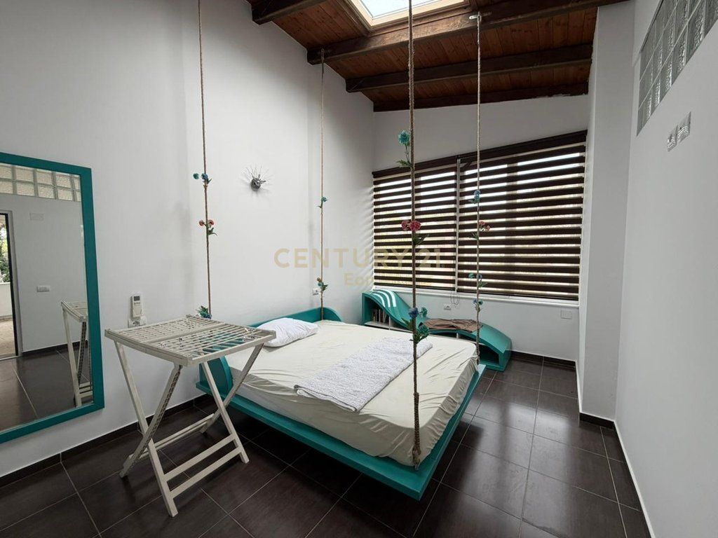 Villa su 3 piani in vendita a Qerret! 1.000.000 €