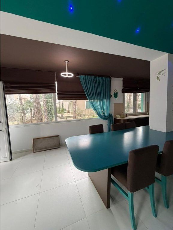 Villa su 3 piani in vendita a Qerret! 1.000.000 €