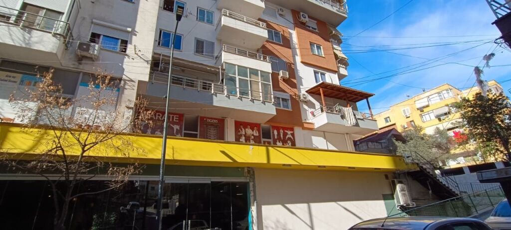 VENDIAMO NEGOZIO VICINO AL RISTORANTE FRESKU 🏬 📐 165 m² spazio interno + 150 m² veranda 📍 Piano 0 | Costruito nel 2014