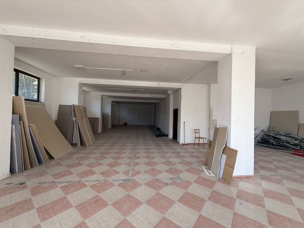 AMBIENT KOMERCIAL ME QIRA, PRANE MINISTRISE SE JASHTME, TIRANE!