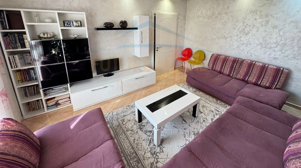 Shitet, Duplex 2+1+2, Rruga e Dibres, Tiranë.