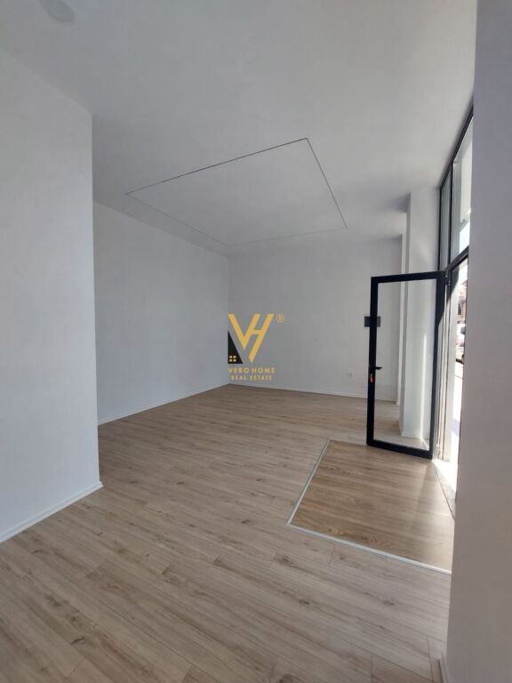 SHOP FOR RENT 55 M2 AT MINE PEZA 900 EURO