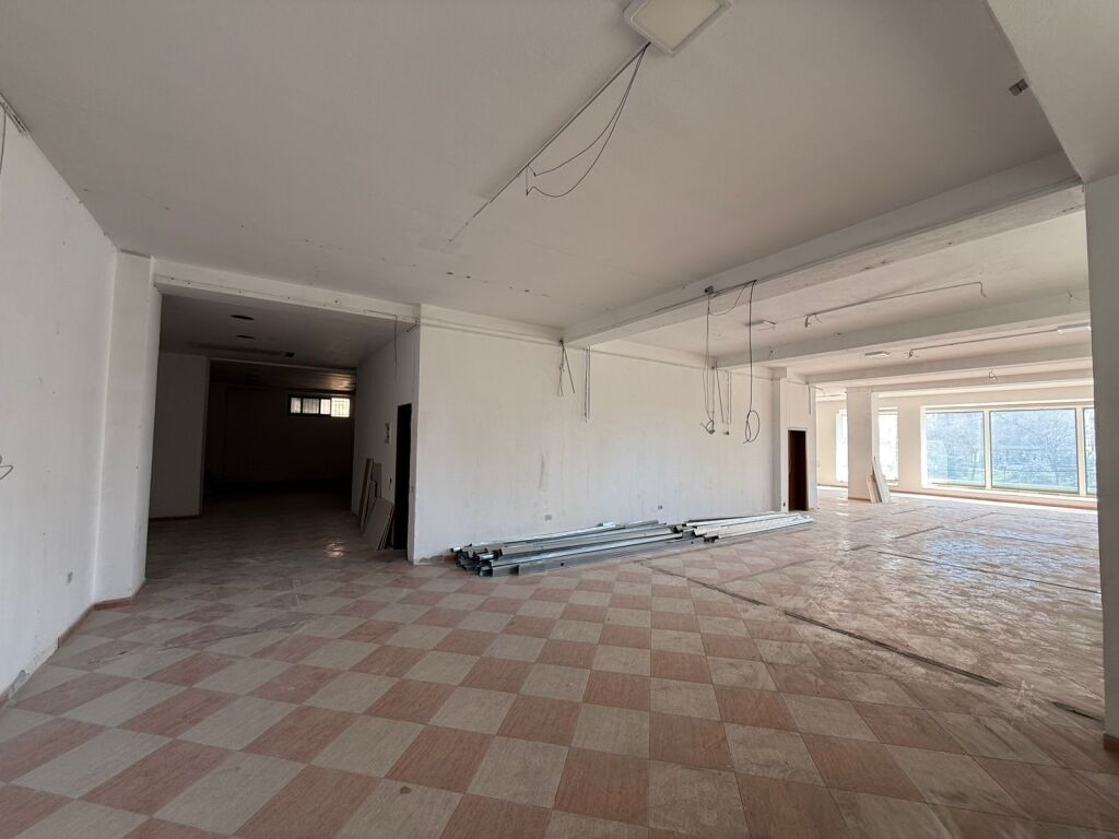AMBIENT KOMERCIAL ME QIRA, PRANE MINISTRISE SE JASHTME, TIRANE!