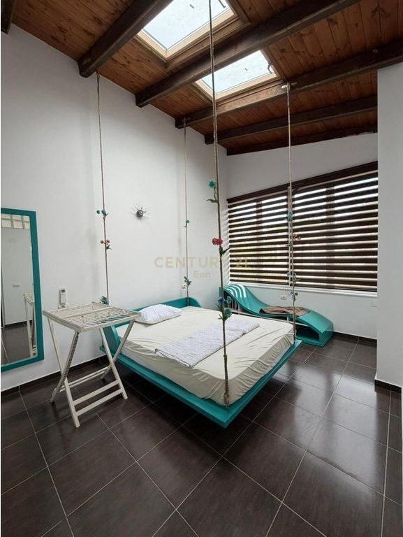 Villa su 3 piani in vendita a Qerret! 1.000.000 €