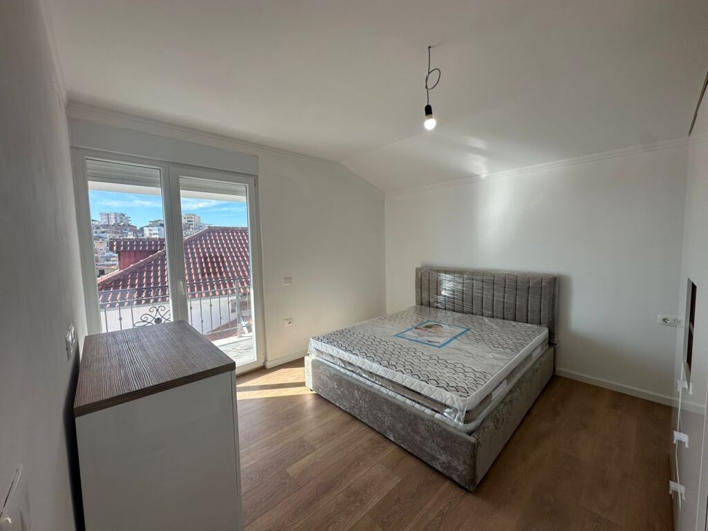 Apartament 1+1+Parking për qira në Shkoze.