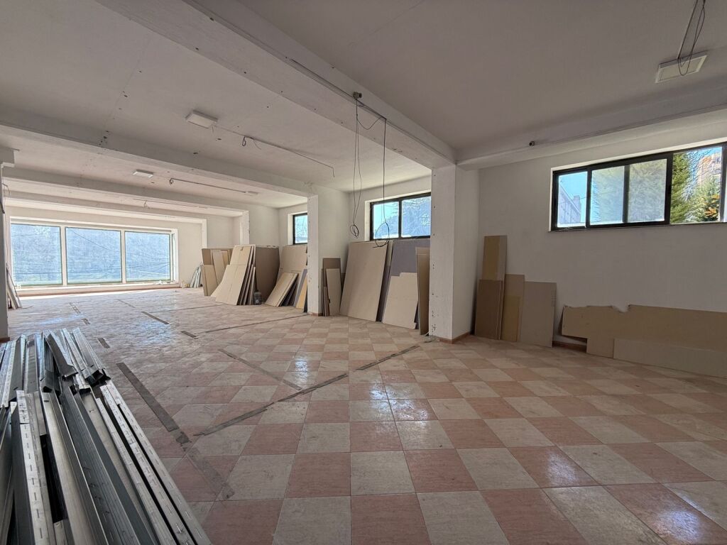 AMBIENT KOMERCIAL ME QIRA, PRANE MINISTRISE SE JASHTME, TIRANE!