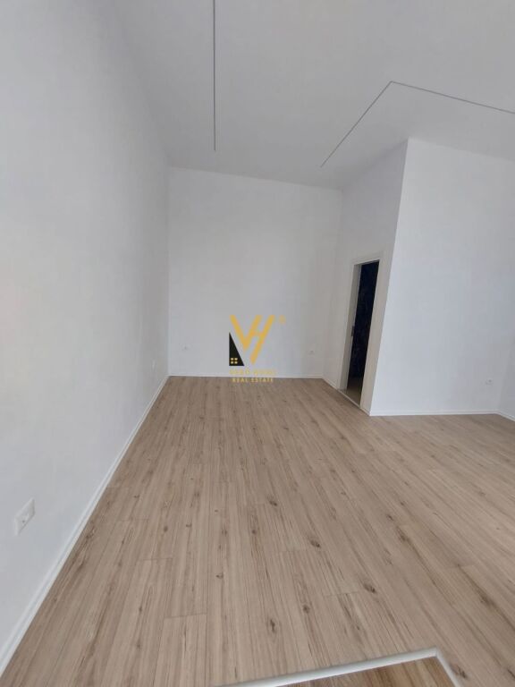 SHOP FOR RENT 40 M2 IN MINE PEZA 800 EURO