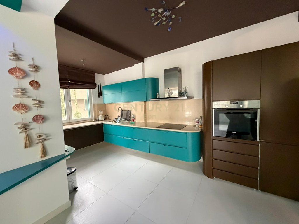 Villa su 3 piani in vendita a Qerret! 1.000.000 €