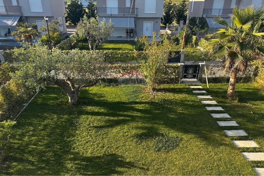 Villa in Vendita Vicino alla Baia di Lalëzi