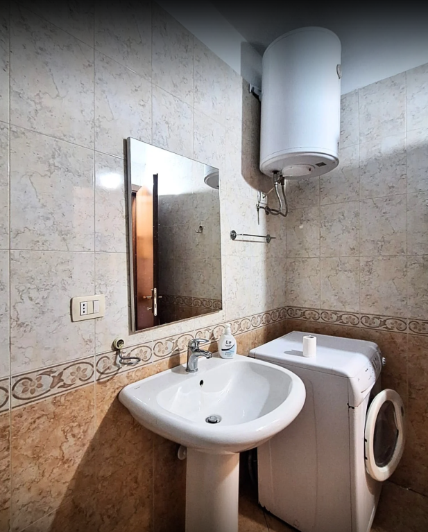 Jepet me qira apartament 1+1 prane ambasades Greke, midis rruges se Kavajes dhe Durresit.