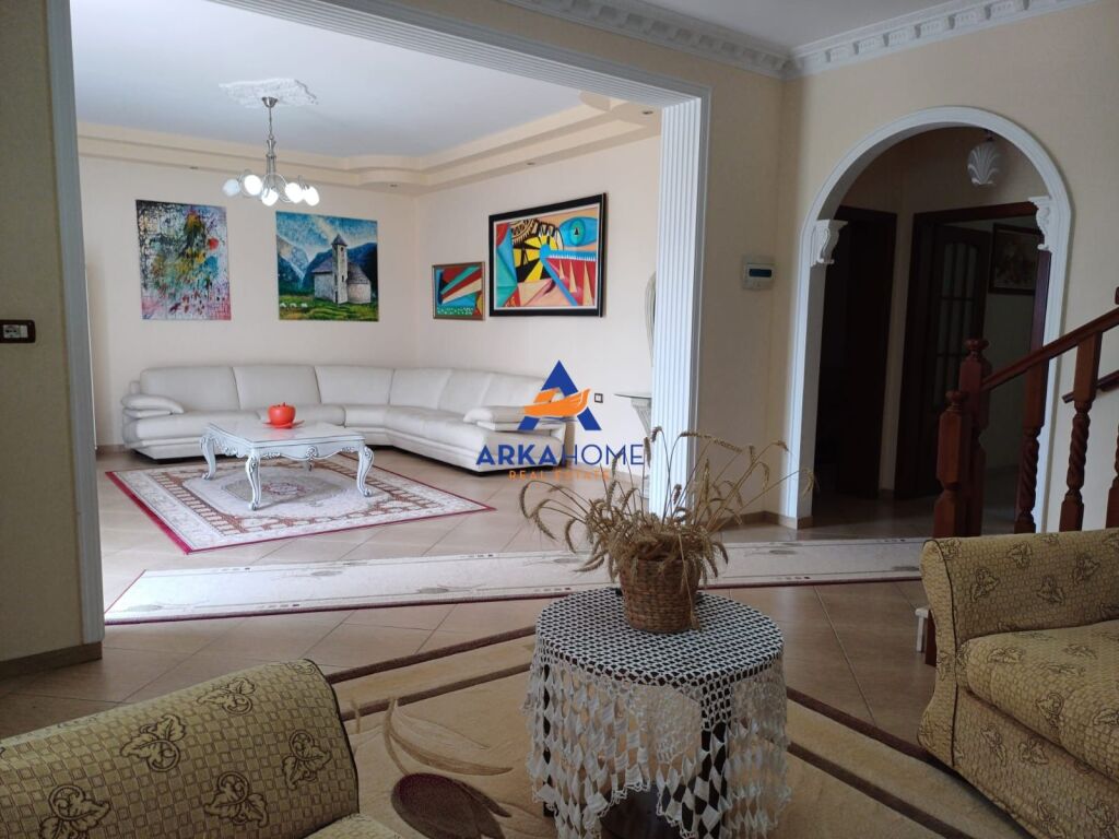 JEPET VILË 3 KATSHE ME QIRA 810M2 "RRUGA AULONA, KRYENGRITJE E FIERIT, FIER" 2500 EURO