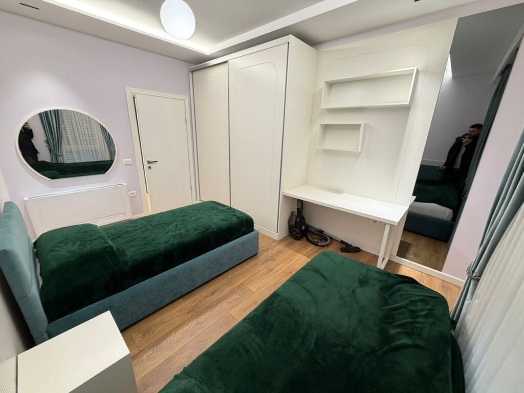 📢 Affittasi – Appartamento 2+1 + Parcheggio  📍 Centro di Tirana, vicino ai 9 piani, inizio della Strada di Dibra 🏢 5° piano, palazzo nuovo (costruzione 2024) con ascensore 🚗 Parcheggio incluso nel prezzo 📞 Contatto: