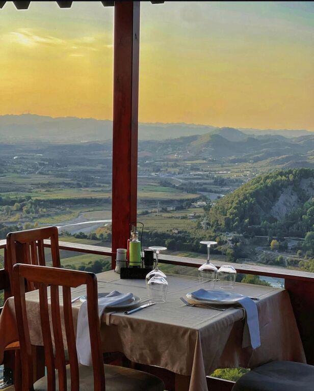 RESTORANT ME QERA 600 M2 PETRELE 3000 EURO