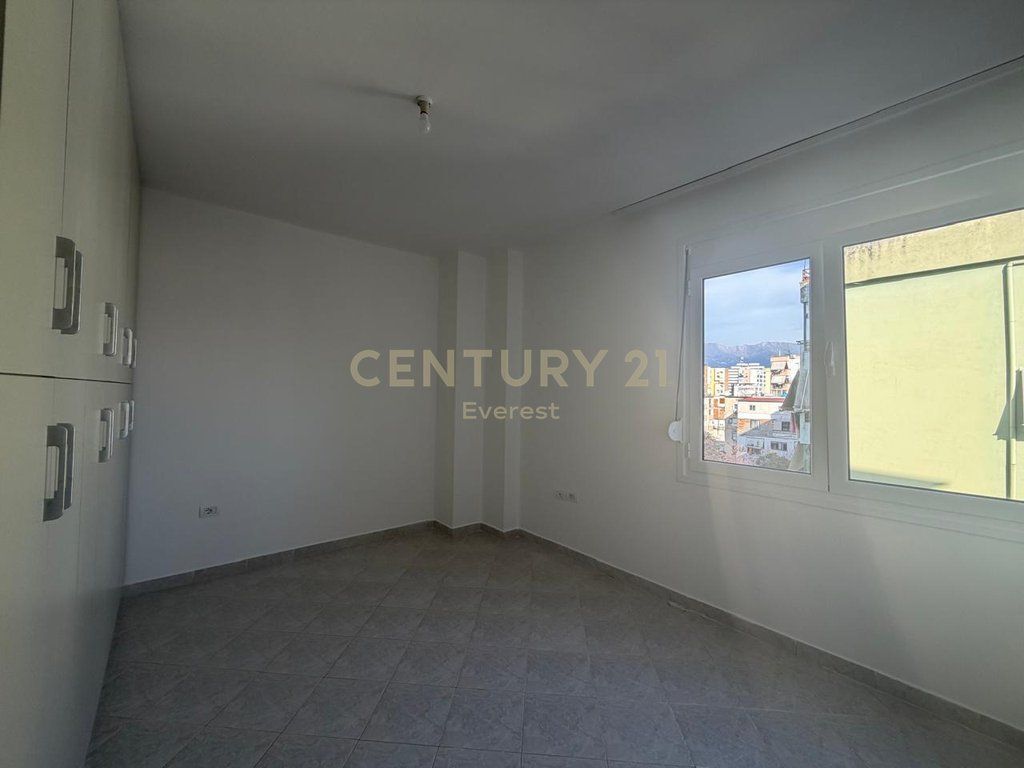 ME QERA APARTAMENT PALLATI ME SHIGJETA 2+1+2