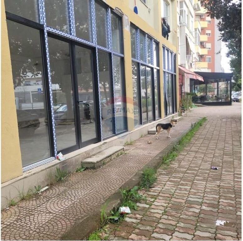 Shitet Dyqan ne zonen e Astirit prane Viles L