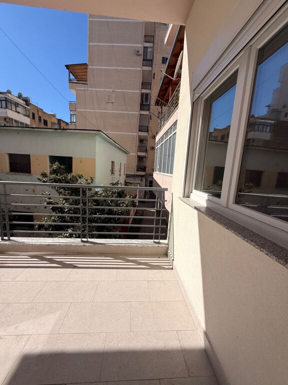 VENDESI APPARTAMENTO 2+1+2 EX QUARTIERE DELLA POLIZIA, DURAZZO