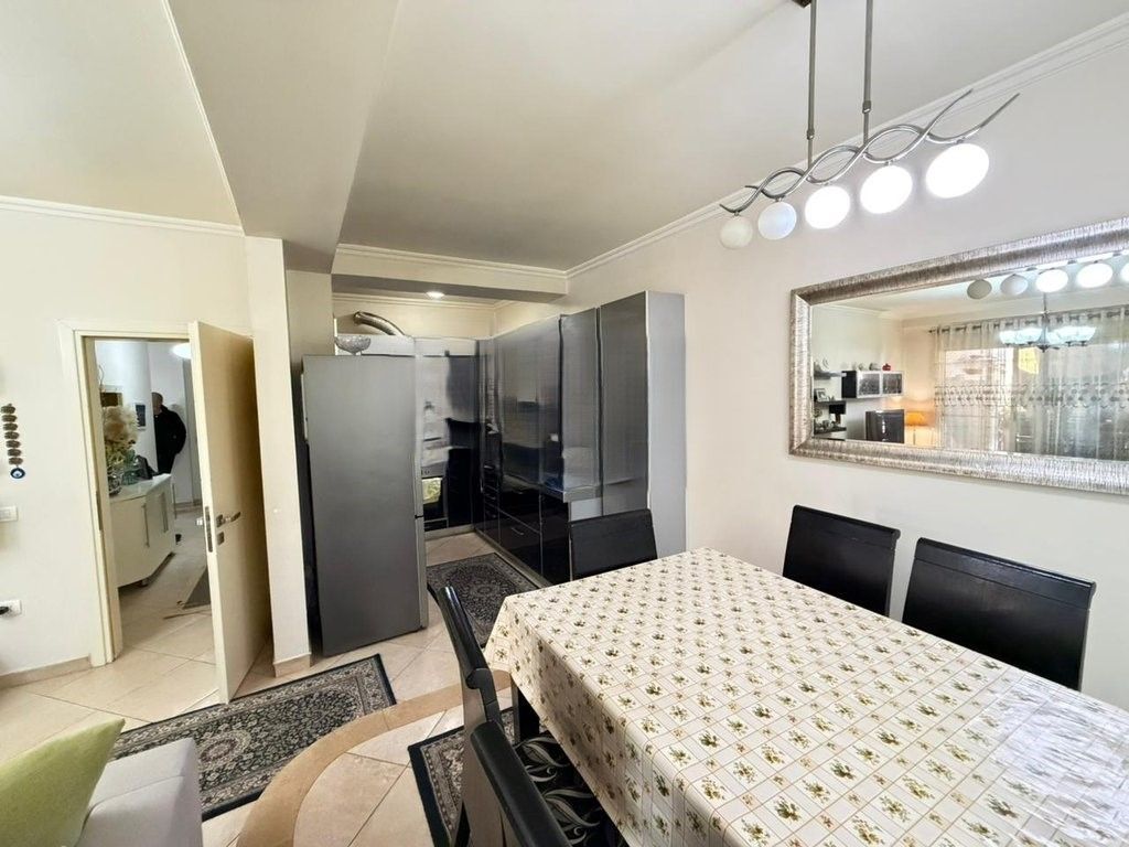 Shitet apartament në Bllok 2+1+2 , pamje &amp; dritë maksimale
