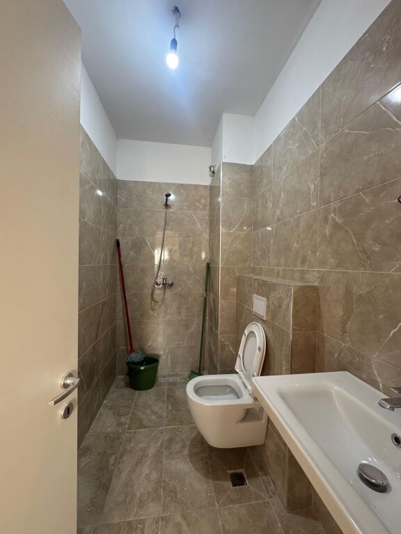 🏠Apartament 2+1+2 me qira 📍Don Bosko, Trio Towers Residence  🏢Kati i 2, pallat me ashensor 🏷️Çmimi: 60.000 Leke/Muaj