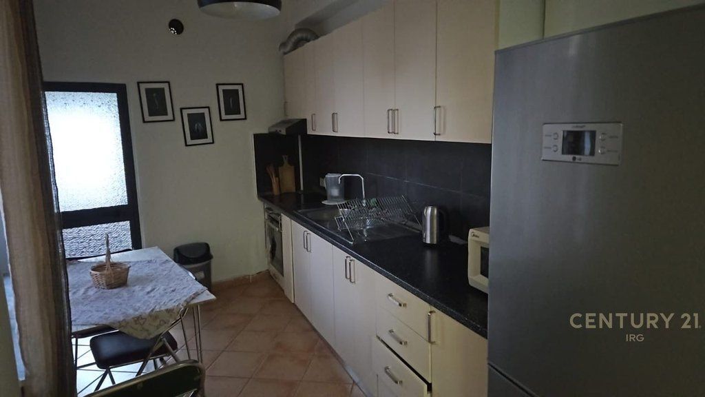 Appartamento 1+1 al primo piano di una villa, Via Siri Kodra! 550 € /Mese
