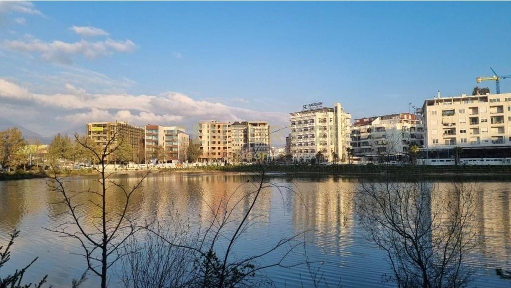 LIQENI I THATË – AMBIENT KOMERCIAL ME QIRA 1,700 € /Muaj