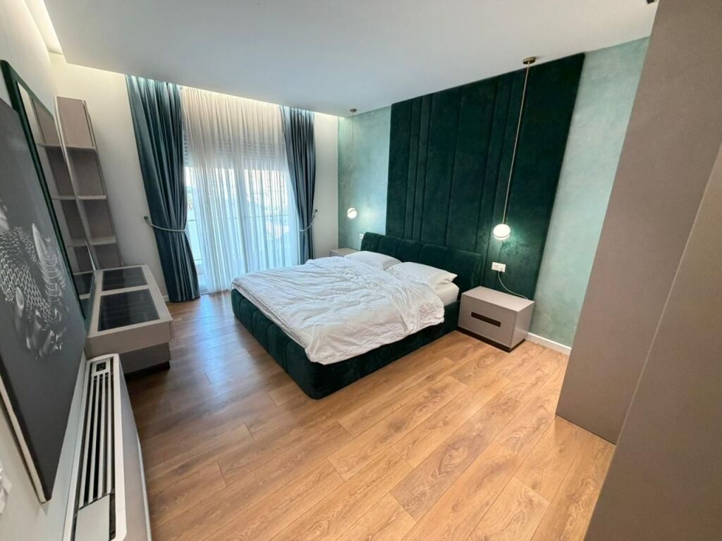 📢 Affittasi – Appartamento 2+1 + Parcheggio  📍 Centro di Tirana, vicino ai 9 piani, inizio della Strada di Dibra 🏢 5° piano, palazzo nuovo (costruzione 2024) con ascensore 🚗 Parcheggio incluso nel prezzo 📞 Contatto: