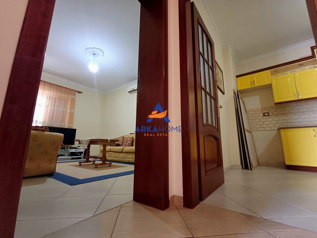 JEPET VILË 3 KATSHE ME QIRA 810M2 "RRUGA AULONA, KRYENGRITJE E FIERIT, FIER" 2500 EURO