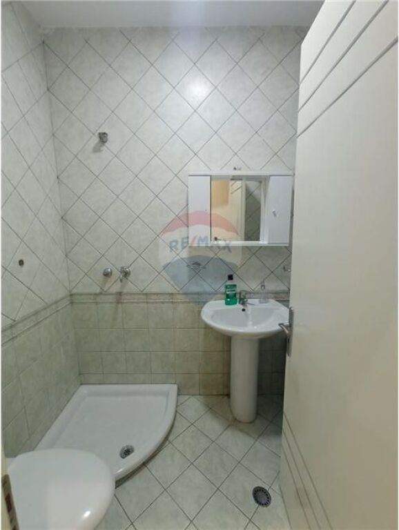 Apartament 2+1 me qira, prane me ''Gjuhet e Huaja'', dhe Air Albania.