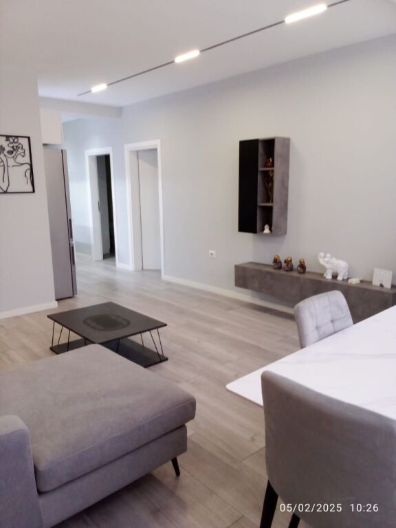 📣 QERA Apartament 2+1 📍 Prane 21-Dhjetorit ✨   🏢 Ndertim i Ri  🪜 Kati 5 (Me Ashensor)  🛋️ Mobiluar Me Kushte Bashkekohore   💶 Cmimi 850 Euro