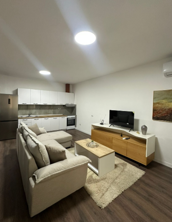 🏢 APARTAMENT 3+1 ME QIRA — Komuna e Parisit