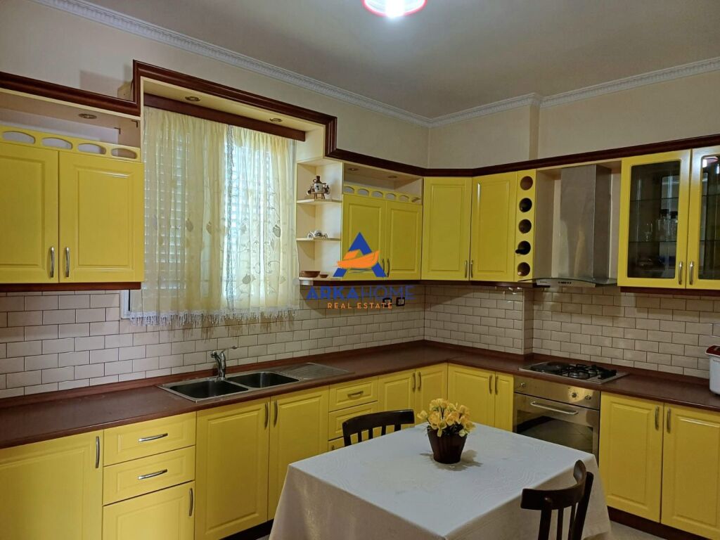 JEPET VILË 3 KATSHE ME QIRA 810M2 "RRUGA AULONA, KRYENGRITJE E FIERIT, FIER" 2500 EURO