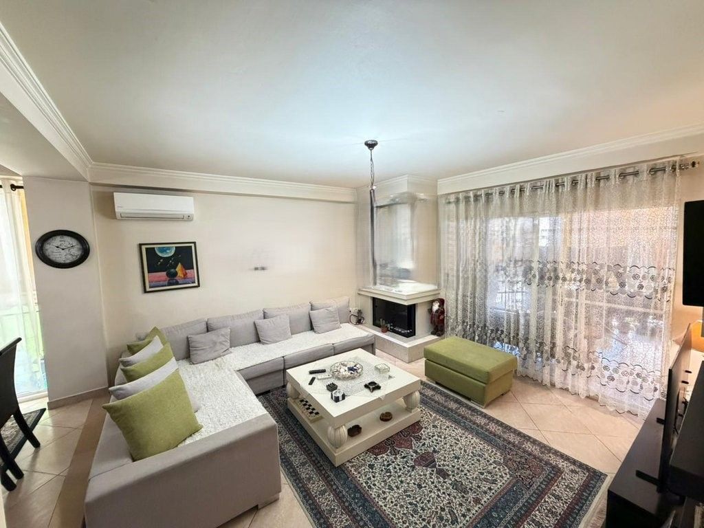 Shitet apartament në Bllok 2+1+2 , pamje &amp; dritë maksimale