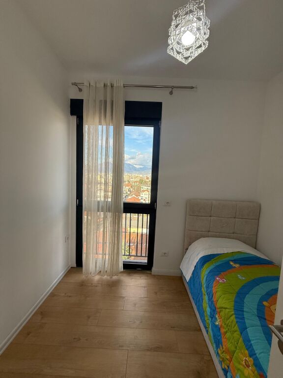 🏡 FOR RENT – SELITË  📍 Near “Turgut Ozal” College 2+1 Apartment 🏢 New building, with elevator 🛋️ Newly furnished 🛗 5th floor  💶 Price: 700€ (including garage)