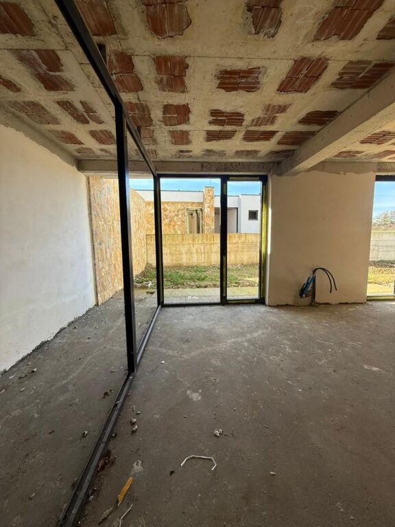 SUPER VILLA WITH POOL IN FARKË FOR SALE