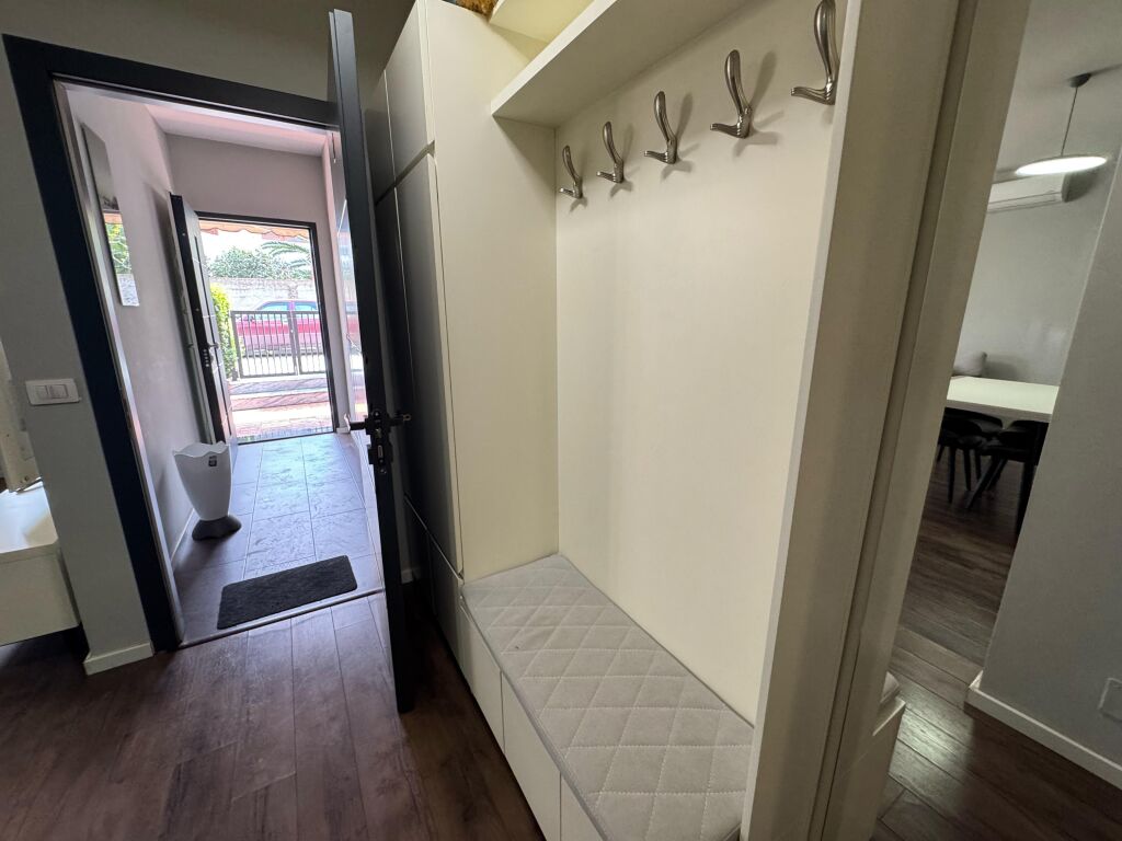 📣 AFFITTO Appartamento 1+1 📍 Tra il Bulevard Te Ri e 5-Majit 🛣️ Via "Besa" ✨   🏠 Primo piano (Parte di Villa)  🅿️ Possibilità di parcheggio nella zona  🛋️ Arredato con condizioni moderne   💶 Prezzo 45.000 Leke/Mese