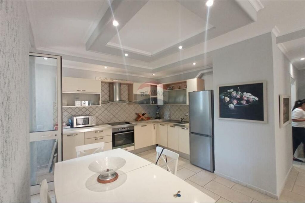 Apartament 2+1 me qira, prane me ''Gjuhet e Huaja'', dhe Air Albania.