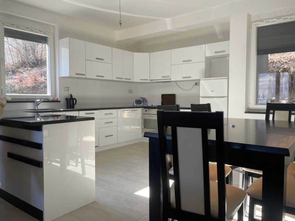 Shitet Vilë Ekskluzive 232m² në Mavrovë – Pamje Panoramike nga Liqeni