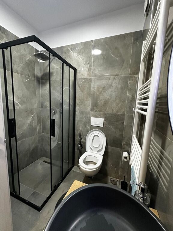 Appartamento 1+1 in affitto a Komuna e Parisit