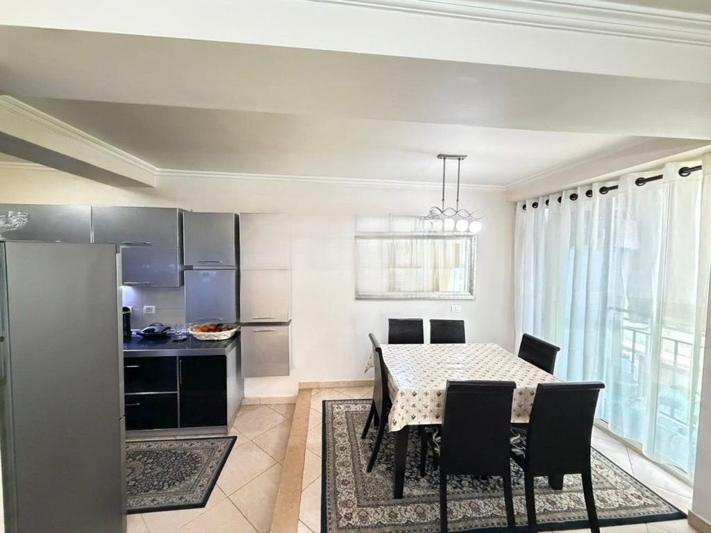 Shitet apartament në Bllok 2+1+2 , pamje &amp; dritë maksimale