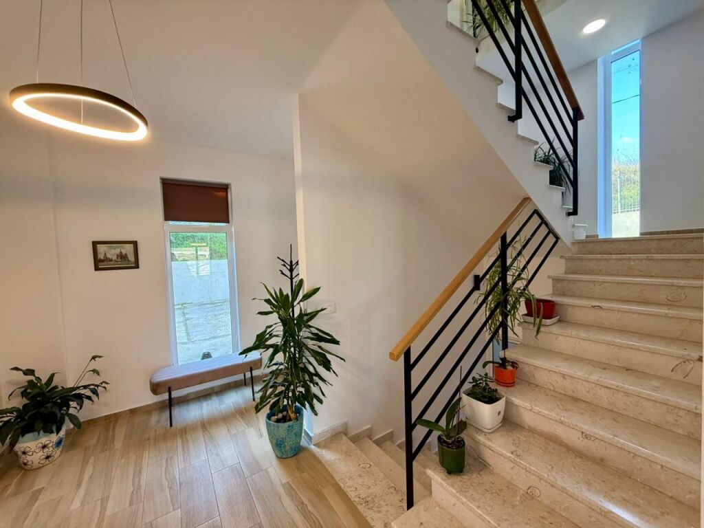 📣 QERA SUPER VILE 📍 Prane Liqenit Te Farkes ✨  🏡 Vile 2-Kateshe 💶 Cmimi 2.500 Euro