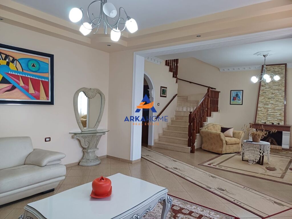 JEPET VILË 3 KATSHE ME QIRA 810M2 "RRUGA AULONA, KRYENGRITJE E FIERIT, FIER" 2500 EURO