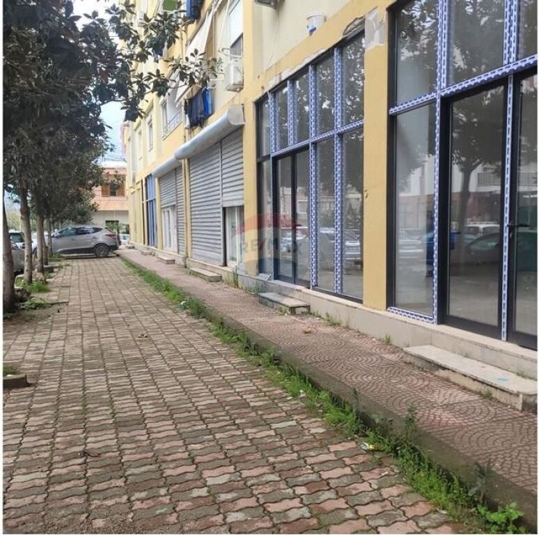 Shitet Dyqan ne zonen e Astirit prane Viles L