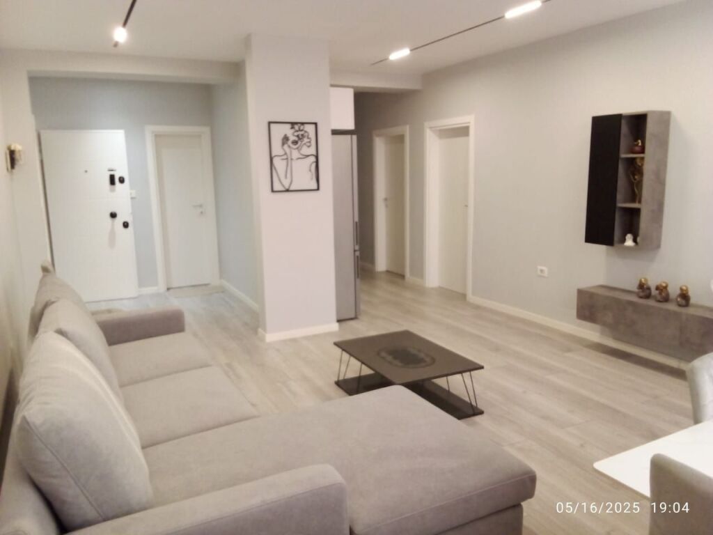 📣 QERA Apartament 2+1 📍 Prane 21-Dhjetorit ✨   🏢 Ndertim i Ri  🪜 Kati 5 (Me Ashensor)  🛋️ Mobiluar Me Kushte Bashkekohore   💶 Cmimi 850 Euro