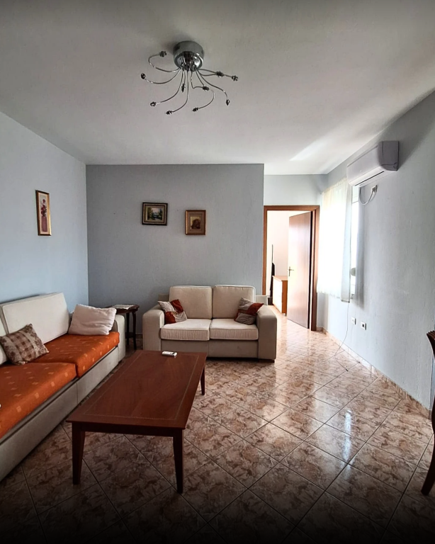 Jepet me qira apartament 1+1 prane ambasades Greke, midis rruges se Kavajes dhe Durresit.