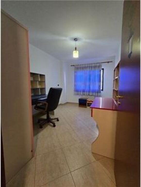 APARTAMENT  3+1 ME QIRA , KOMUNA E PARISIT!