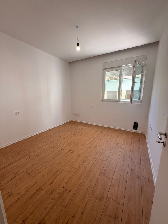 VENDESI APPARTAMENTO 2+1+2 EX QUARTIERE DELLA POLIZIA, DURAZZO