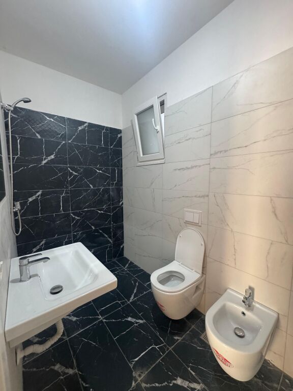 🏠Apartament 2+1+2 me qira 📍Don Bosko, Trio Towers Residence  🏢Kati i 2, pallat me ashensor 🏷️Çmimi: 60.000 Leke/Muaj