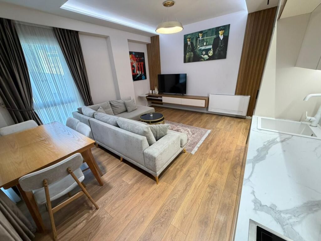 📢 Affittasi – Appartamento 2+1 + Parcheggio  📍 Centro di Tirana, vicino ai 9 piani, inizio della Strada di Dibra 🏢 5° piano, palazzo nuovo (costruzione 2024) con ascensore 🚗 Parcheggio incluso nel prezzo 📞 Contatto: