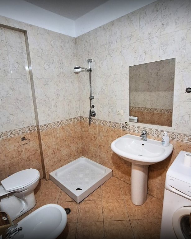 Jepet me qira apartament 1+1 prane ambasades Greke, midis rruges se Kavajes dhe Durresit.