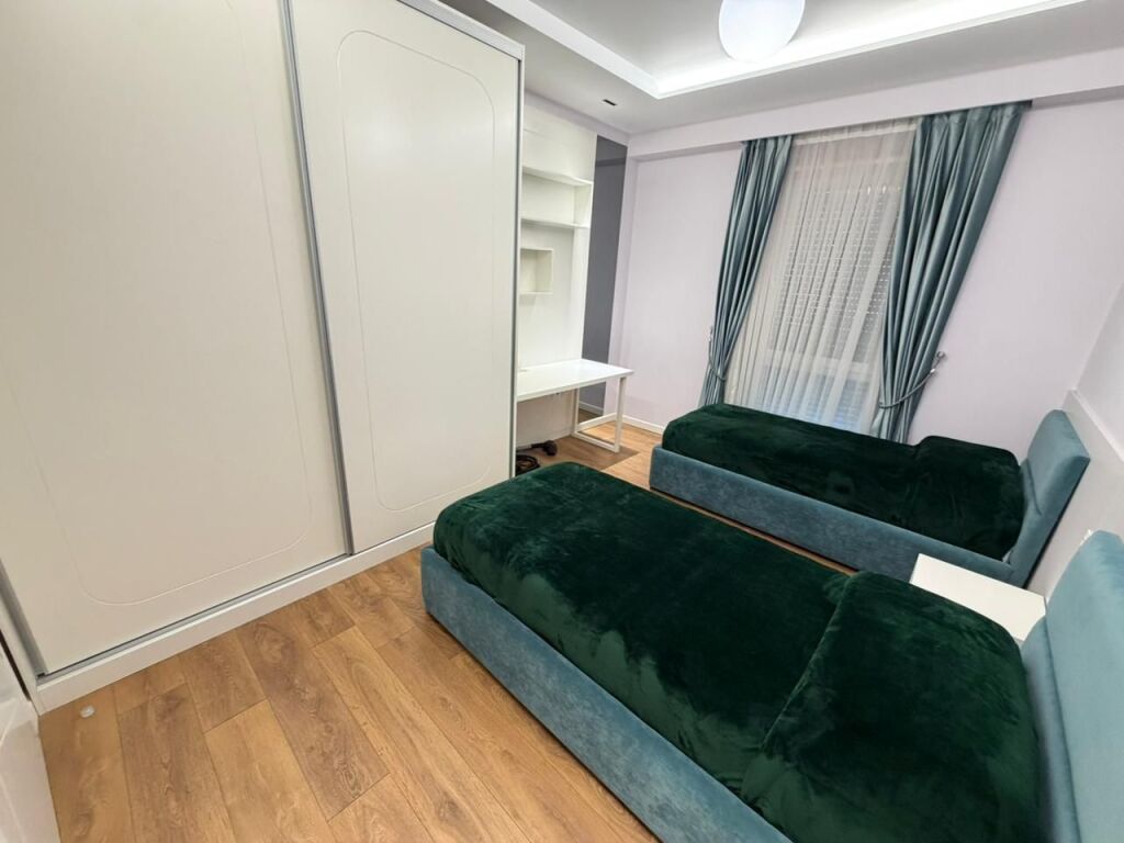 📢 Affittasi – Appartamento 2+1 + Parcheggio  📍 Centro di Tirana, vicino ai 9 piani, inizio della Strada di Dibra 🏢 5° piano, palazzo nuovo (costruzione 2024) con ascensore 🚗 Parcheggio incluso nel prezzo 📞 Contatto: