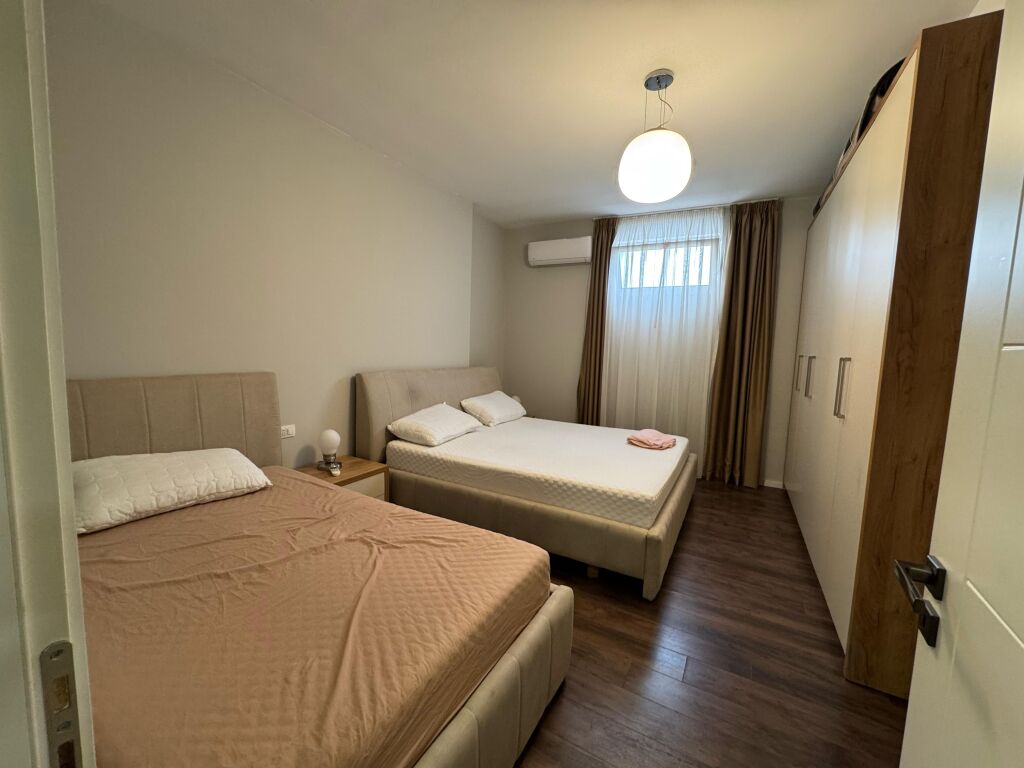📣 AFFITTO Appartamento 1+1 📍 Tra il Bulevard Te Ri e 5-Majit 🛣️ Via "Besa" ✨   🏠 Primo piano (Parte di Villa)  🅿️ Possibilità di parcheggio nella zona  🛋️ Arredato con condizioni moderne   💶 Prezzo 45.000 Leke/Mese